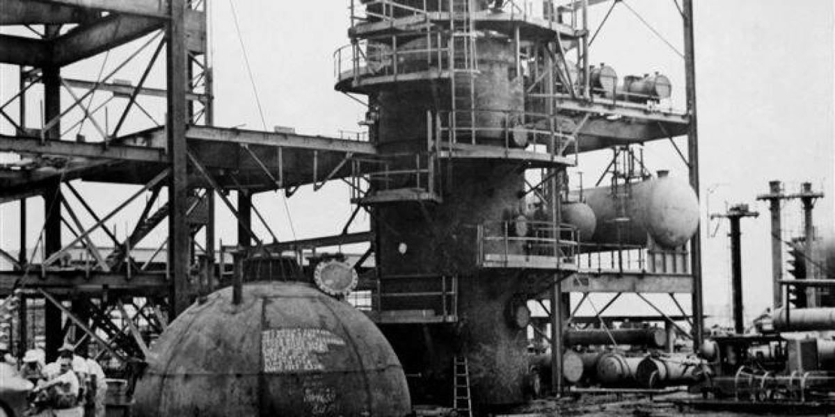 Construcción de la planta Cracking modelo IV en 1953 en la refinería de Barrancabermeja.