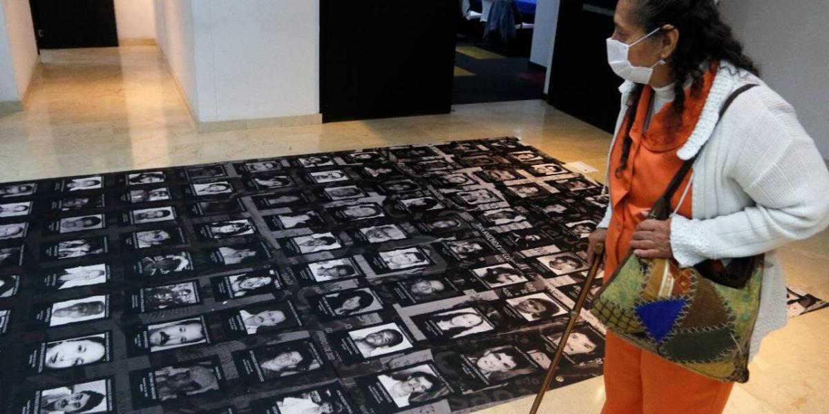 Víctimas de desaparición forzada en una audiencia de la JEP realizada en Medellín en febrero de 2022.