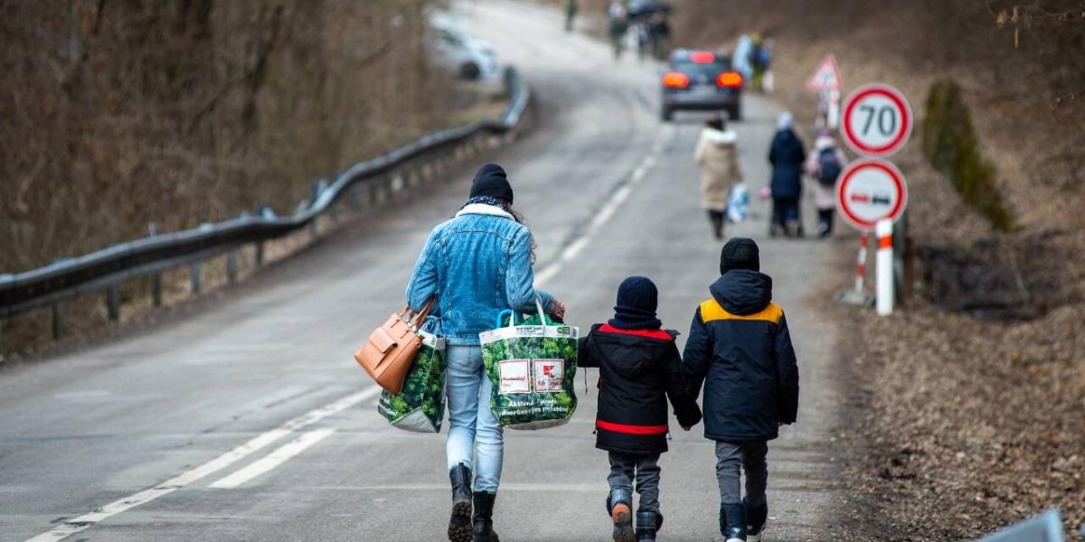 Miles de familias buscan la forma de salir de Ucrania ante la invasión.