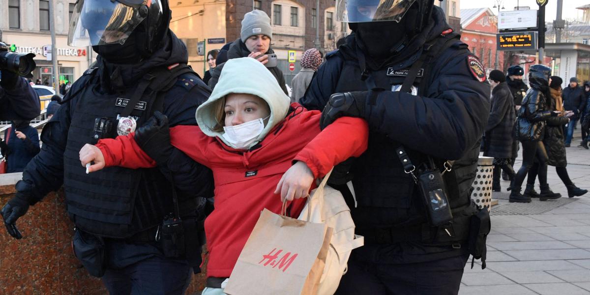 Una mujer es detenida por la policía rusa durante una protesta contra la guerra en Moscú.