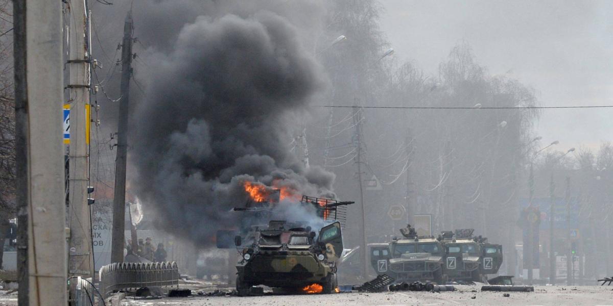 Un tanque ruso arde frente al cuerpo de un soldado no identificado, durante los choques en Kharkiv.