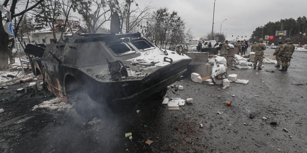 Un vehículo blindado ucraniano dañado después de un bombardeo nocturno cerca de Kiev.