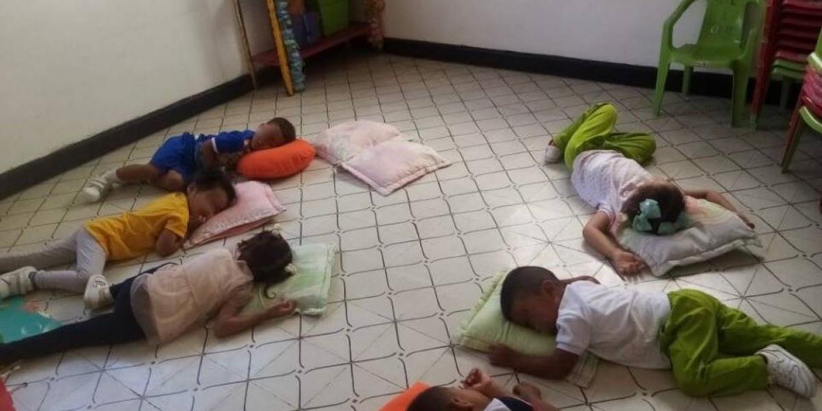 Niños duermen en el piso