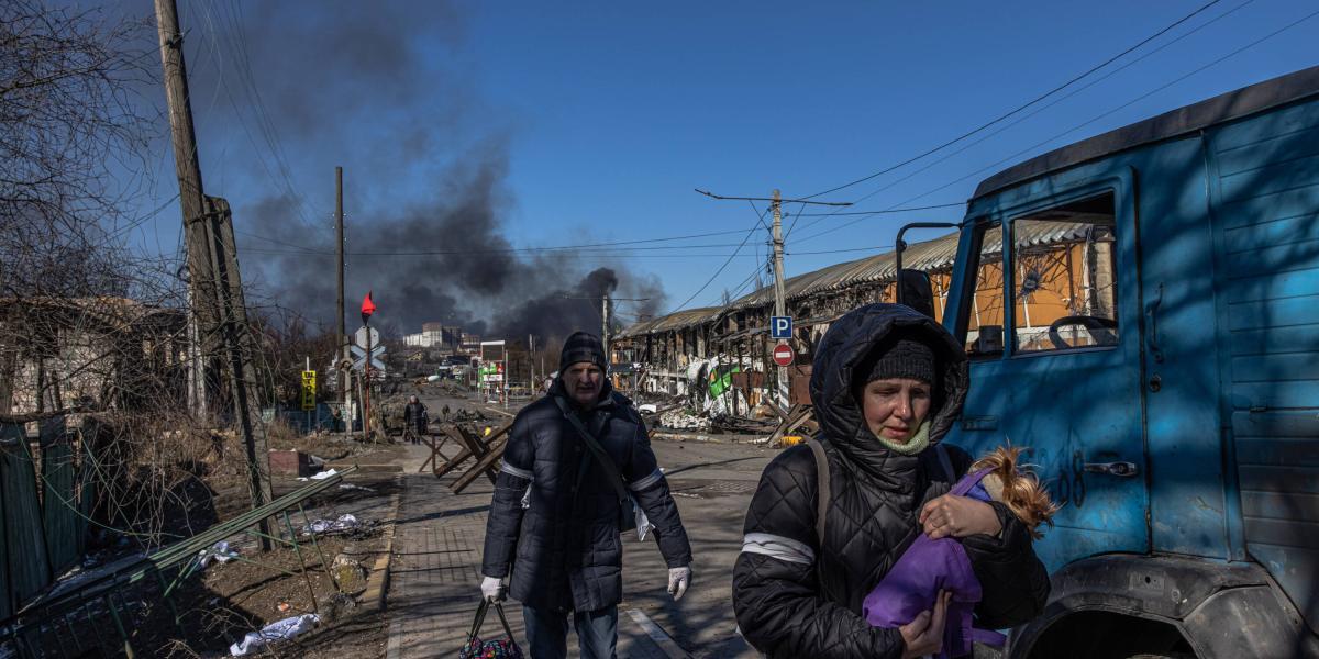 Residentes de Bucha, controlada por Rusia, pasan el puesto de control ucraniano, cerca de Kiev.