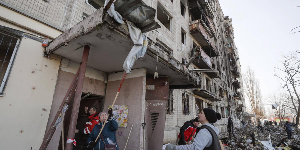 Civiles ucranianos ante un ataque en zona residencial de Kiev.