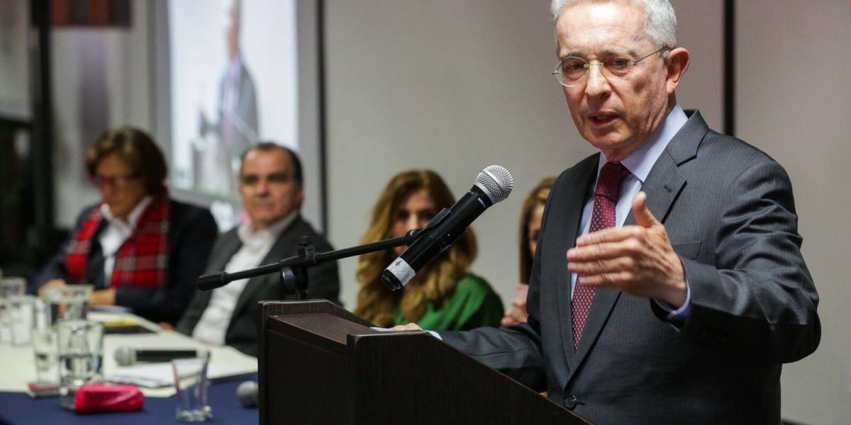 El expresidente Álvaro Uribe en el primer encuentro con su bancada después del domingo.