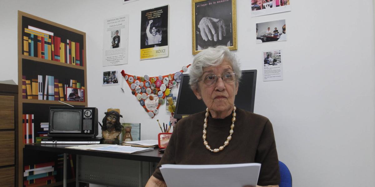 Fabiola Lalinde nació en Belalcázar, Caldas, en 1936. Tras la ejecución extrajudicial de su hijo se convirtió en una lideresa por los derechos humanos y de las víctimas de desaparición forzada en Antioquia.