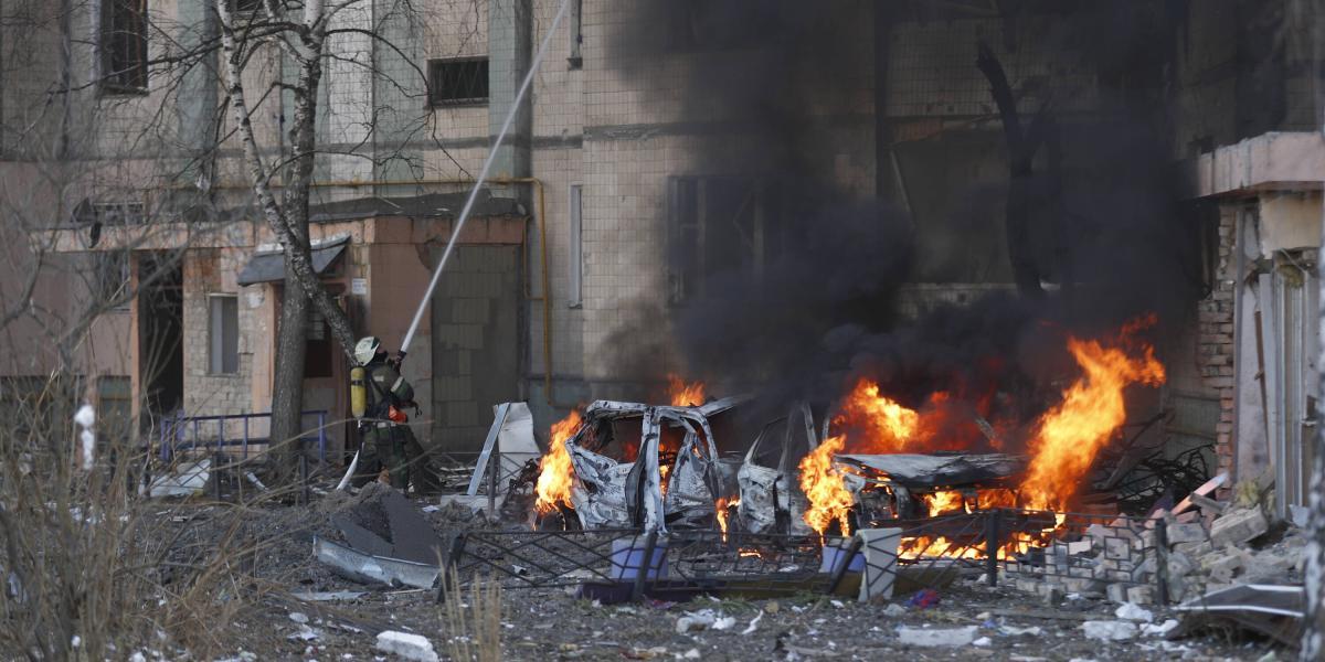 En la foto, un edificio alcanzado por misiles rusos en Kiev, mientras bomberos tratan de apagar las llamas.