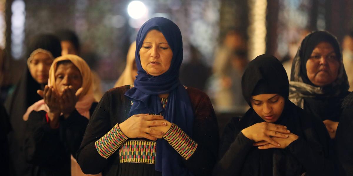 Las mujeres musulmanas egipcias realizan una oración vespertina llamada 'Tarawih', durante el sagrado mes de ayuno del Ramadán dentro de la Mezquita Al-Hussein en El Cairo.