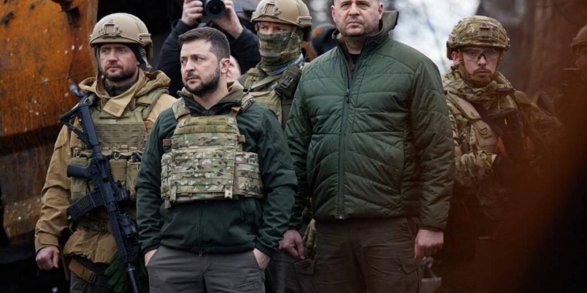 Presidente ucraniano, Volodimir Zelenski en su visita a Bucha, zona de la masacre rusa.