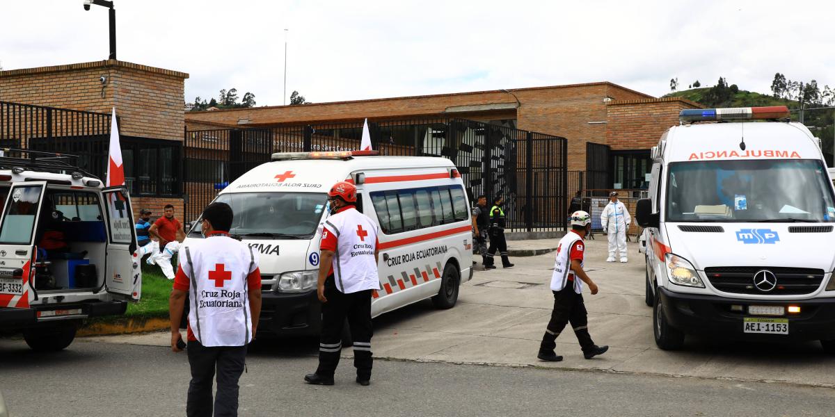Ambulancias en inmediaciones de la cárcel La Libertad en Cuenca, Ecuador.