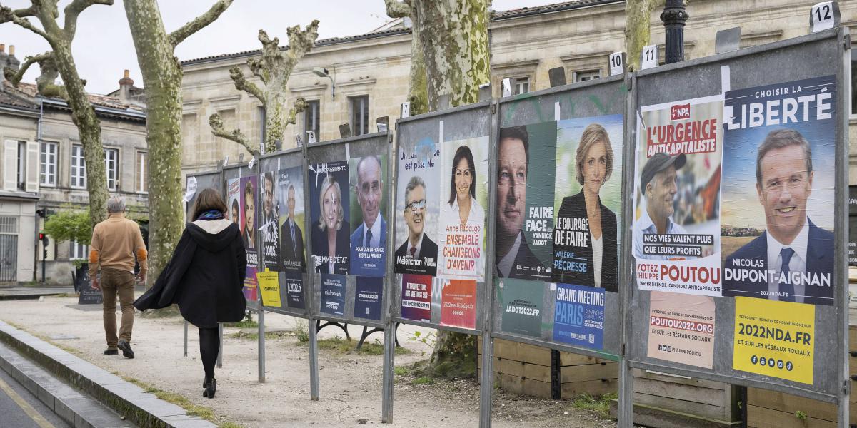 Carteles de candidatos presidenciales en Bordeaux, Francia.