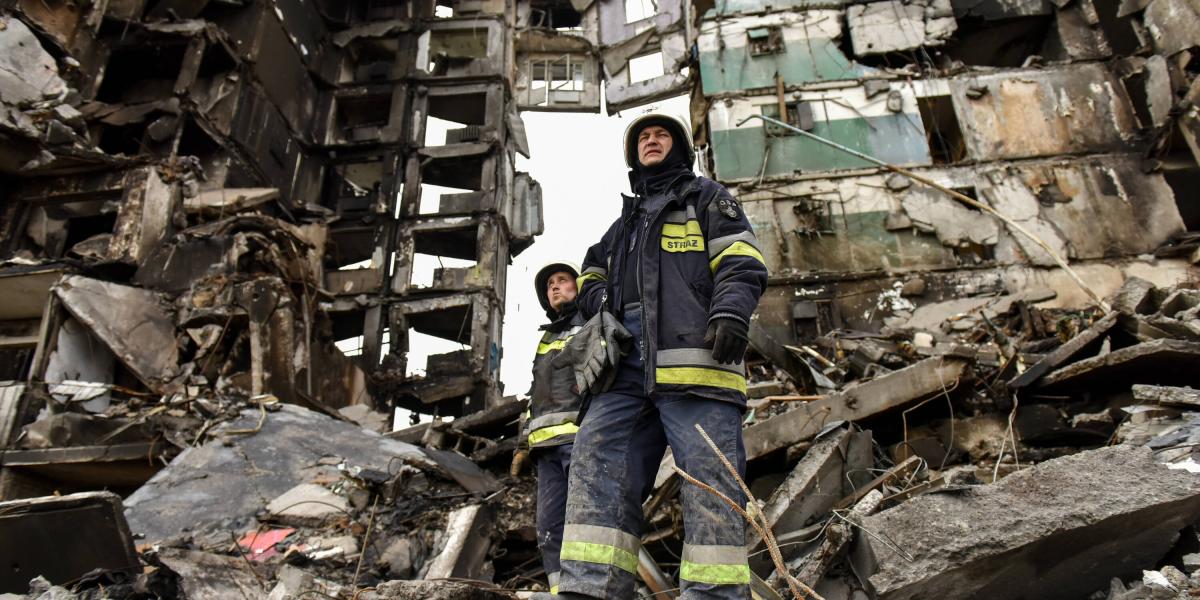 Los trabajadores de emergencia buscan entre los escombros de un bloque de apartamentos destruido en la ciudad de Borodyanka, cerca de Kiev, Ucrania.