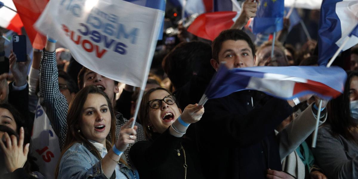 Los partidarios del presidente francés y candidato a la reelección Emmanuel Macron reaccionan después de los resultados en la primera ronda de las elecciones presidenciales francesas en París.