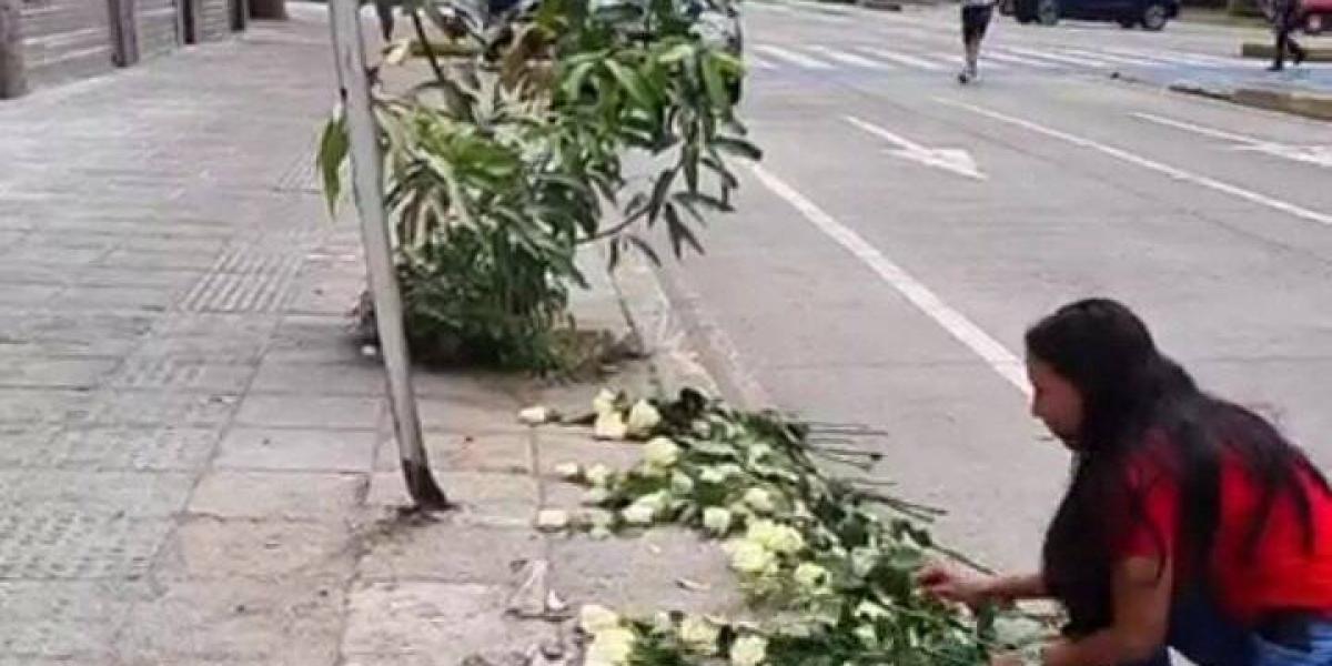 Flores en el sitio del accidente de Freddy Rincón
