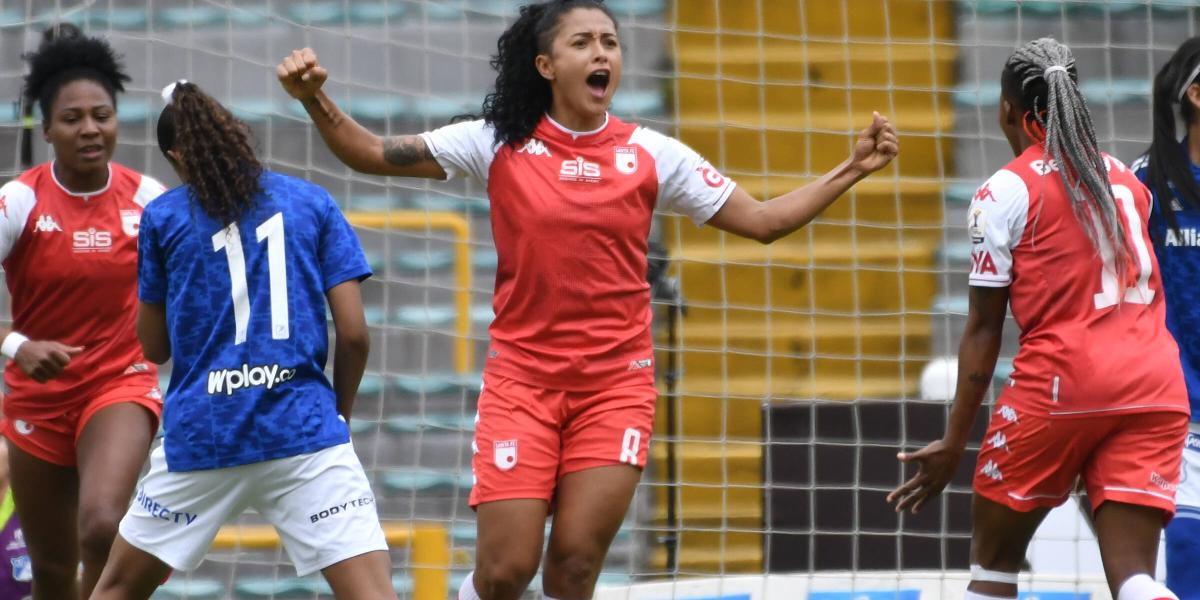 Paola García (8) celebra el primer gol de Santa Fe en el clásico contra Millonarios.