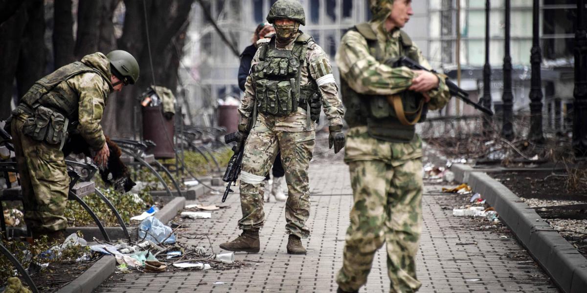 Soldados rusos en las calles de Mariúpol