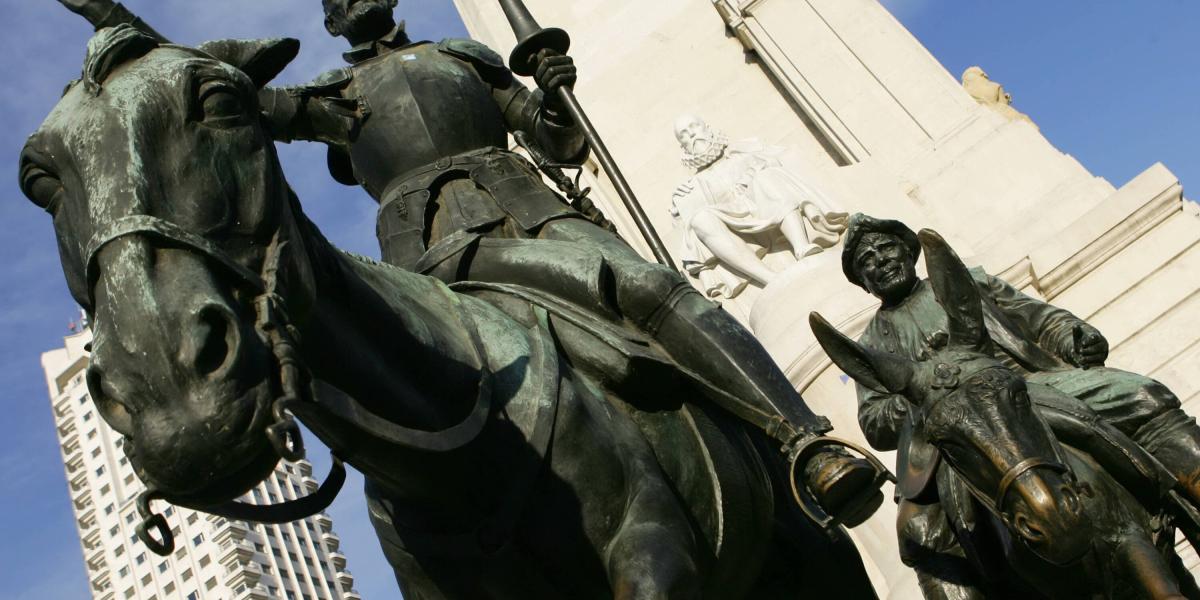 La estatua de don Quijote y Sancho Panza custodia el monumento de Miguel de Cervantes.