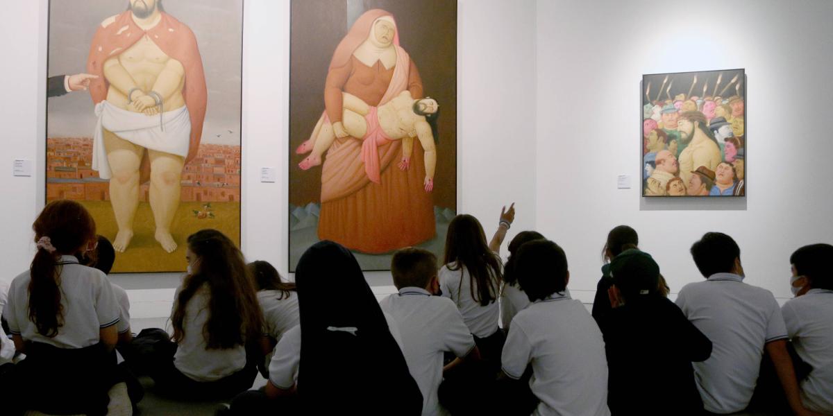 El Museo de Antioquia, celebró los 90 años de vida del artista colombiano, Fernando Botero. Con la apertura de la sala Botero 90 años, los asistentes pudieron disfrutar de manera gratuita de la exposición viacrucis que aún no había sido expuesta en el museo.