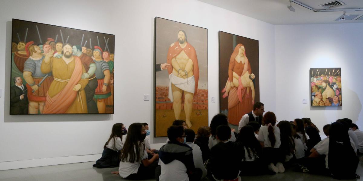 El Museo de Antioquia, celebró los 90 años de vida del artista colombiano, Fernando Botero. Con la apertura de la sala Botero 90 años, los asistentes pudieron disfrutar de manera gratuita de la exposición viacrucis que aún no había sido expuesta en el museo.