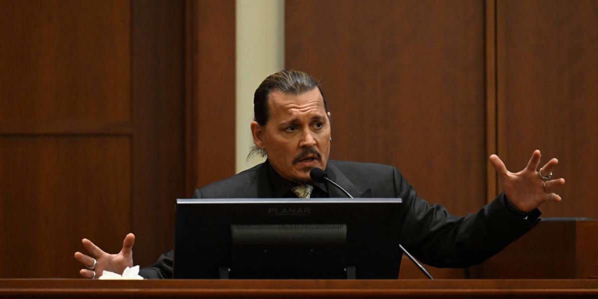 Johnny Depp durante su declaración en el juicio por difamación contra su exesposa Amber Heard.