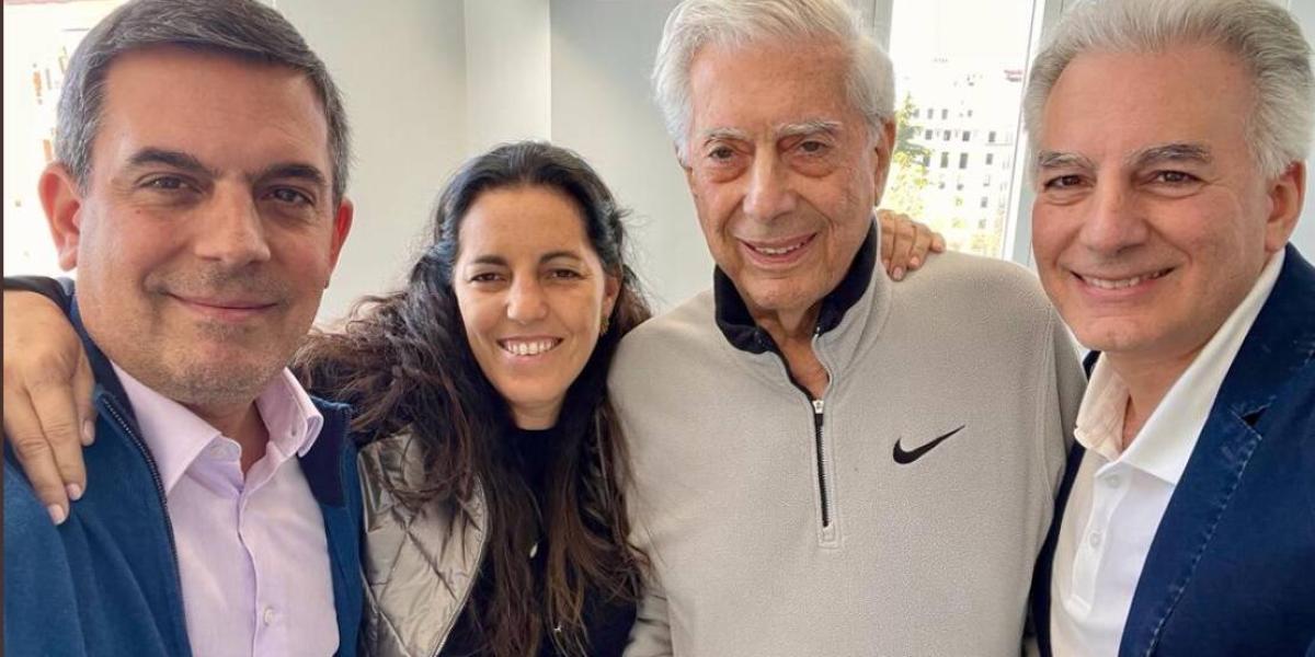 Mario Vargas Llosa rodeado de sus hijos.