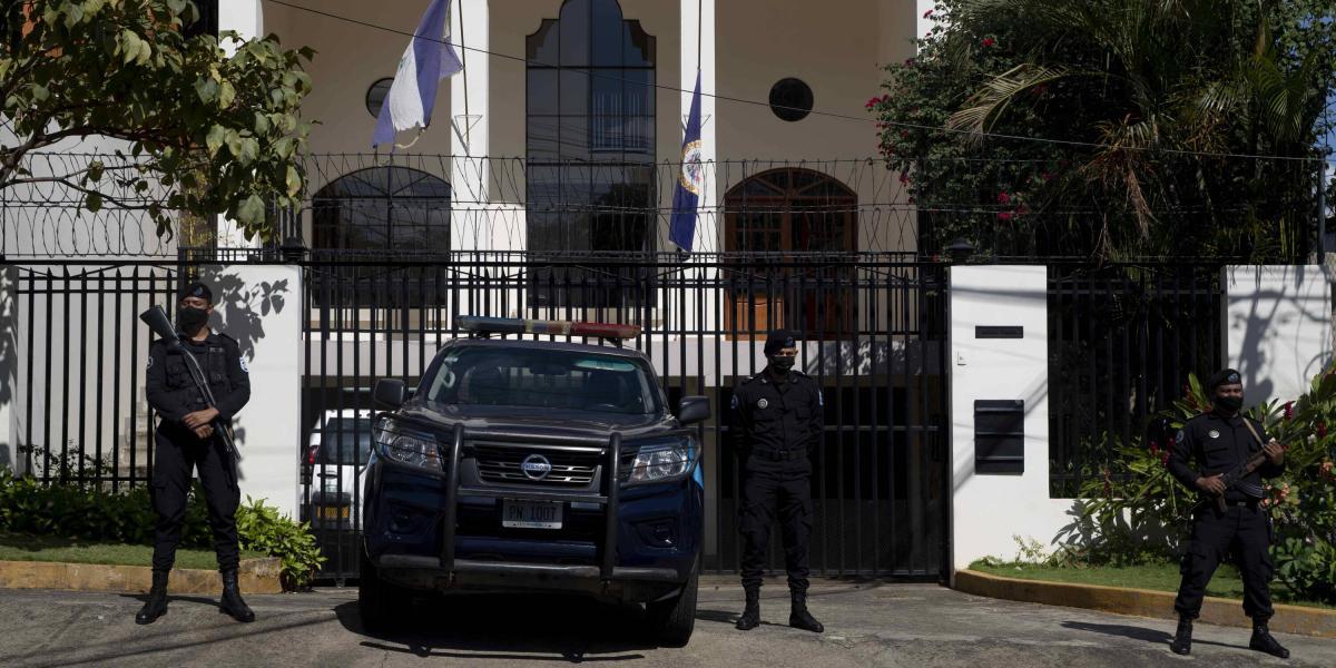 Agentes de la policía nacional resguardan las oficinas de la Organización de Estados Americanos (OEA), en Managua (Nicaragua).