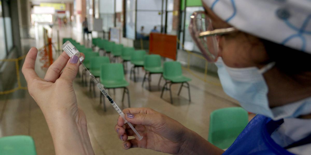 Soledad en los puestos de vacunación de Medellín. De vacunar a 450 personas, ahora llegan entre 80 y 100.