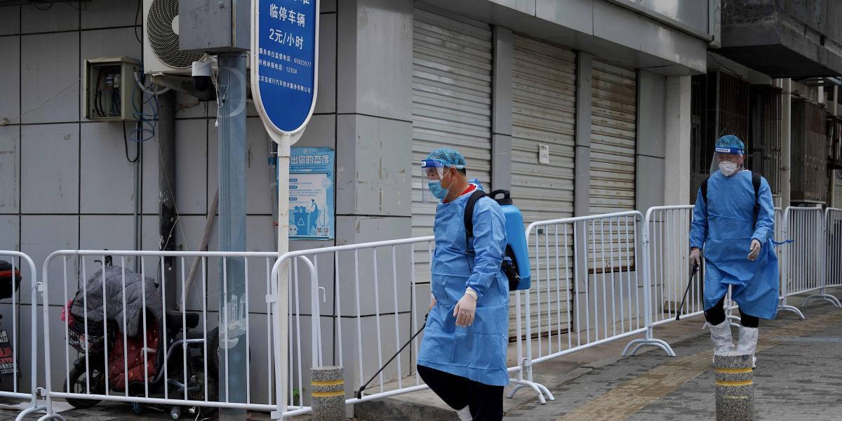 Personal desinfecta zonas de Pekín que se encuentran en confinamiento.