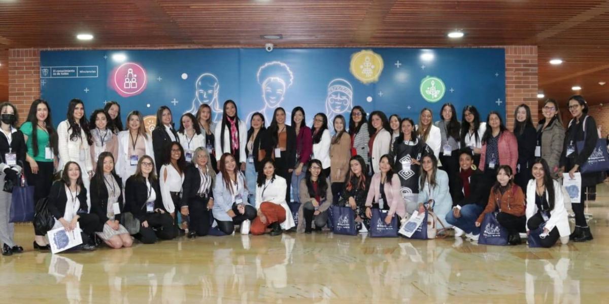 Entre las mujeres graduadas, se otorgaron 510 pasantías en 112
empresas colombianas y siete organizaciones internacionales.