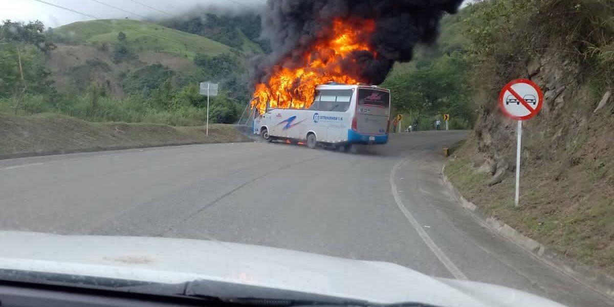 Antes de llegar al municipio de Dabeiba, Occidente antioqueño, fue quemado un bus de la empresa Sotraurabá.