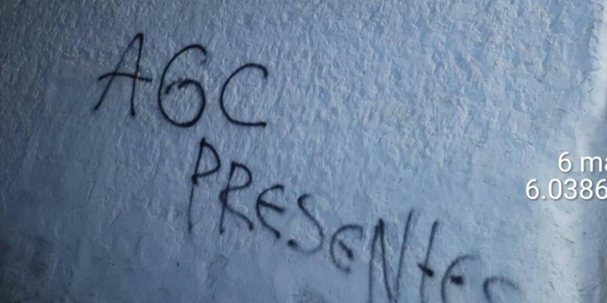 En el departamentos de Antioquia siguen apareciendo paredes pintadas con las siglas de las AGC.