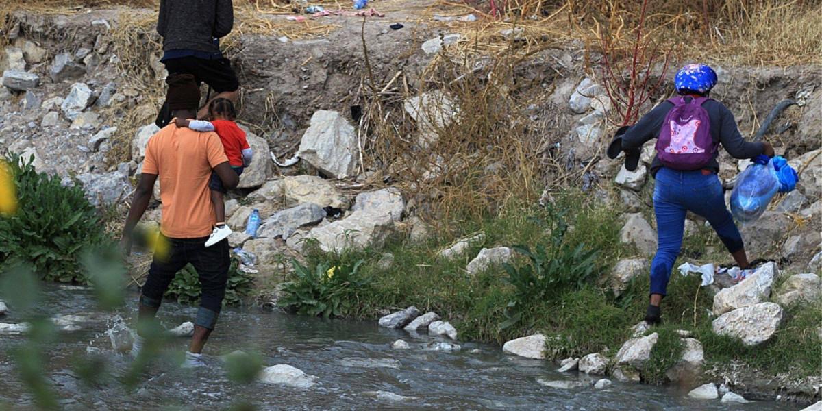 Imagen de referencia. Migrantes cruzando el río Bravo para llegar a Estados Unidos.