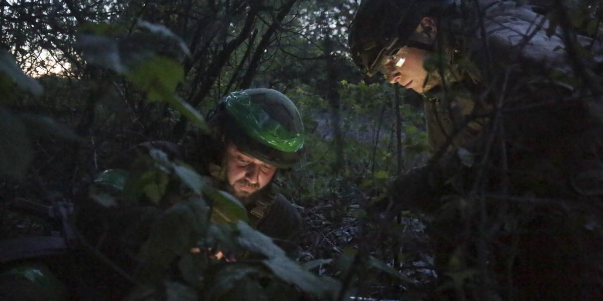 Soldados ucranianos buscando contener ataques rusos.