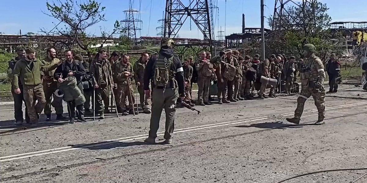 Videos muestran a los soldados ucranianos que salieron de la planta de Azovstal.