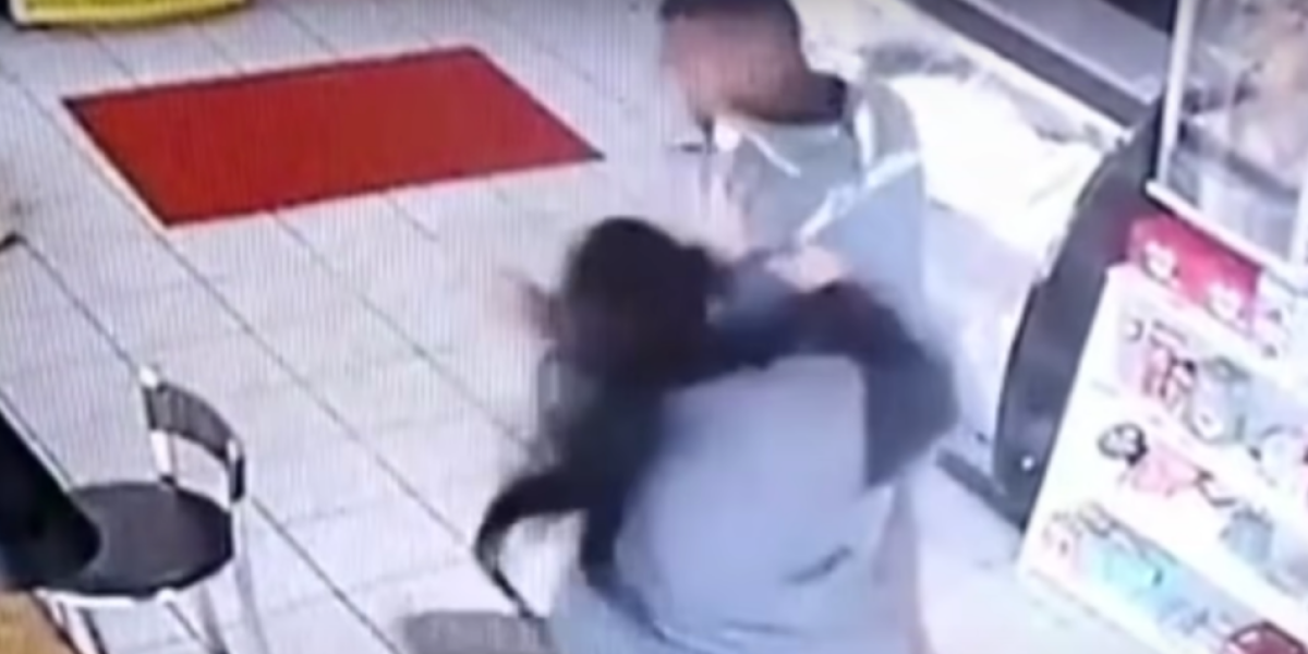 En redes sociales se volvió viral el video en el que la mujer se defiende de un presunto agresor.