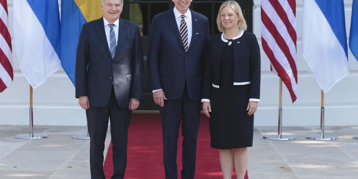 Joe Biden da la bienvenida a Sauli Niinisto, presidente de Finlandia (izq), y Magdalena Andersson, primera ministra de Suecia (der).