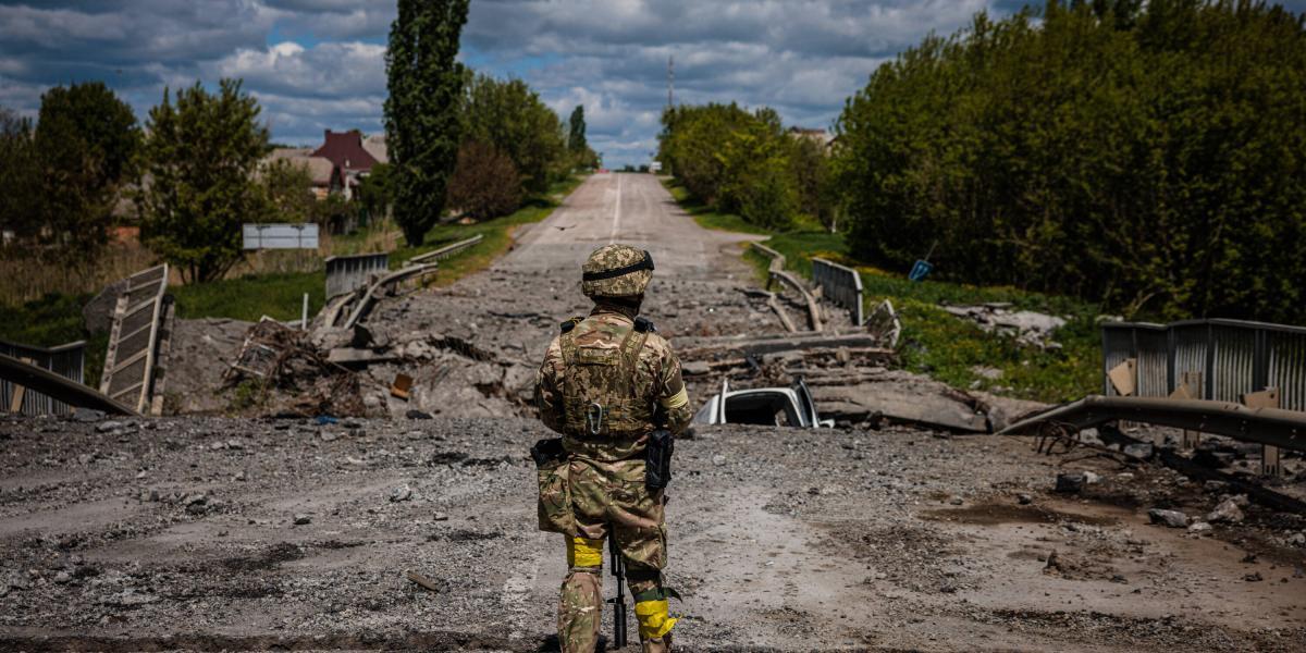 Un soldado de las fuerzas especiales ucranianas, ante un puente destruido al norte de Kharkiv, una de las ciudades más grandes del país.
