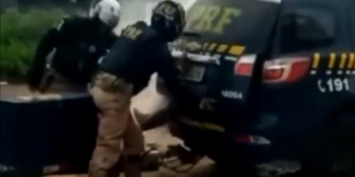 Captura de pantalla de un video de @AM_1080. Allí se ve a policías sujetando a un hombre.
