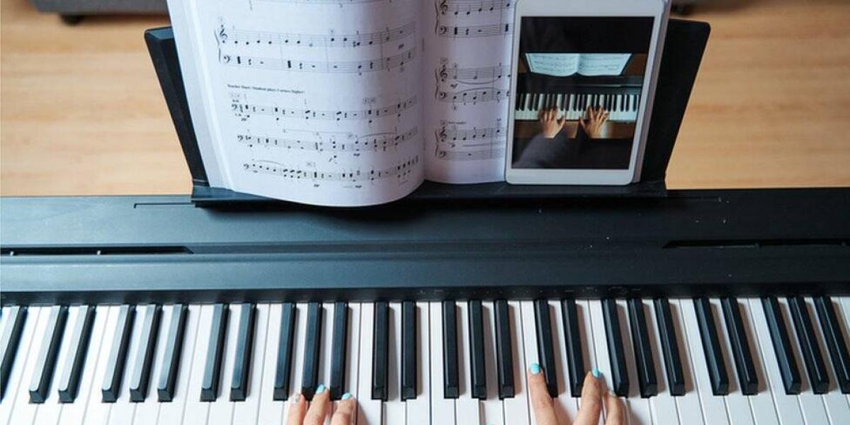 Al aprender algo nuevo, como una canción en el piano, es más eficiente tomar descansos breves que practicar sin parar hasta el agotamiento.