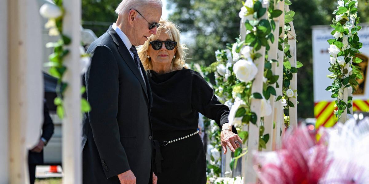 Joe y Jill Biden en su visita a los memoriales en Uvalde, Texas, localidad del asesinato de 21 personas.