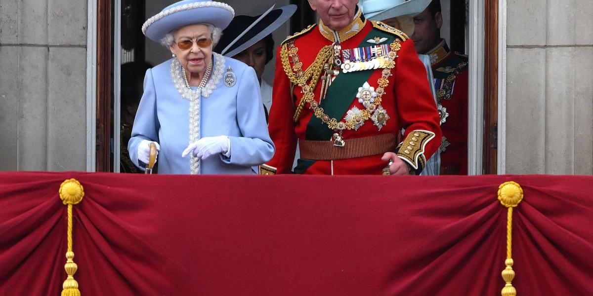 Reina Isabel II con el príncipe Carlos en el balcón del Palacio de Buckingham. 2 de junio de 2022.