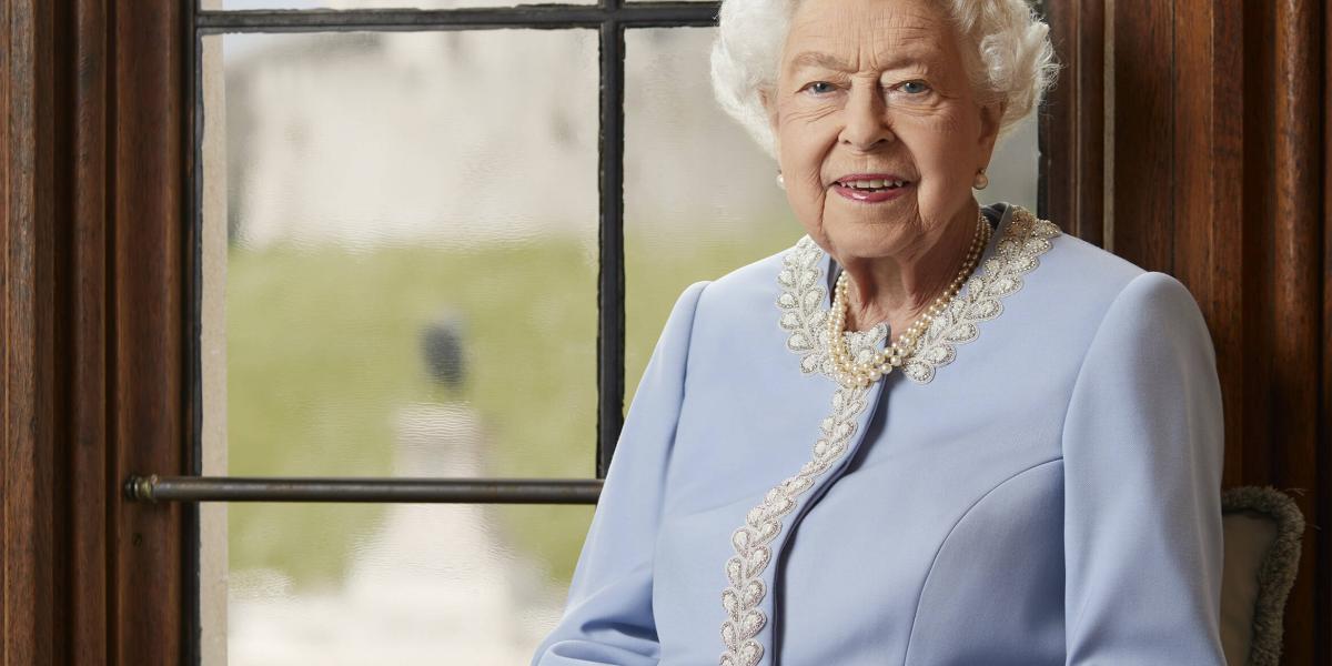 Un nuevo retrato de la Reina Isabel II publicada en la cuenta oficial de twitter de la Casa Real británica, con motivo de la celebración del jubileo de platino.