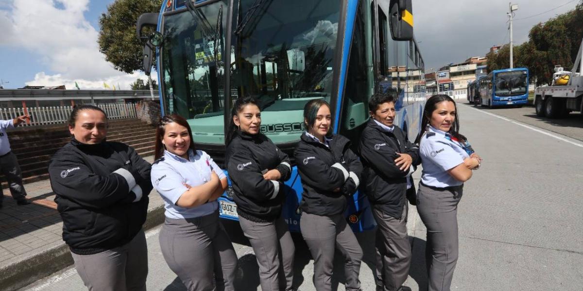 Empieza a funcionar la primer ruta de TransMilenio conducida solo por mujeres.