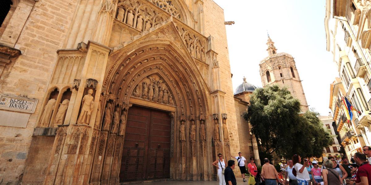 La famosa Puerta de los Doce Apóstoles con la torre Miguelete, al fondo, son dos de las características más distintivas de la catedral de Valencia.