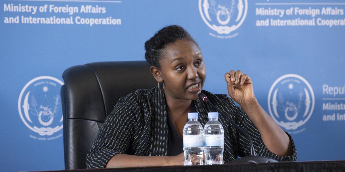 La portavoz del gobierno de Ruanda, Yolande Makolo, habla durante una conferencia de prensa previa a la llegada de los solicitantes de asilo del Reino Unido.