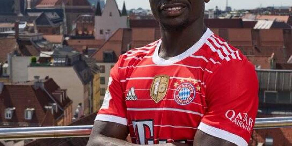 Sadio Mané posa con su nueva camiseta, la del Bayern Múnich.