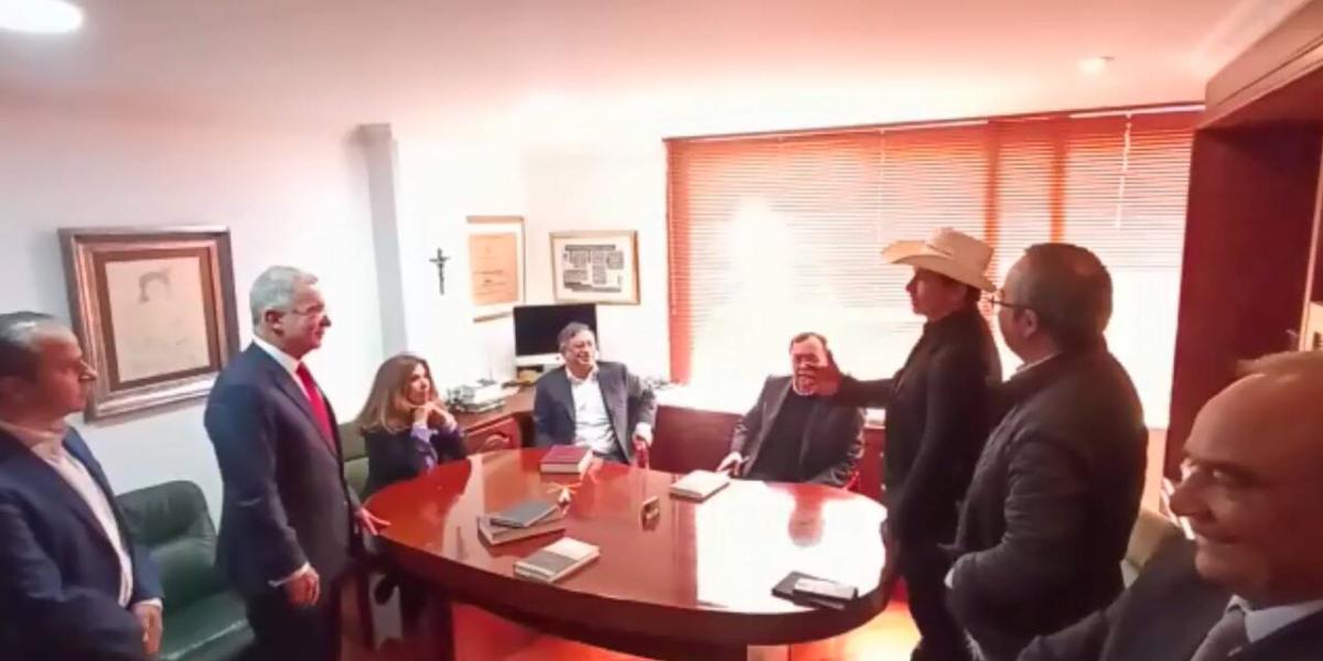 El expresidente Uribe con el presidente electo Gustavo Petro y los otros invitados