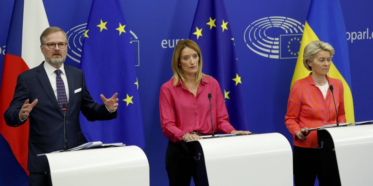 Primer ministro checo, Petr Fiala; la presidenta del Parlamento Europeo, Roberta Metsola; y la Presidenta de la Comisión Europea Ursula von der Leyen.