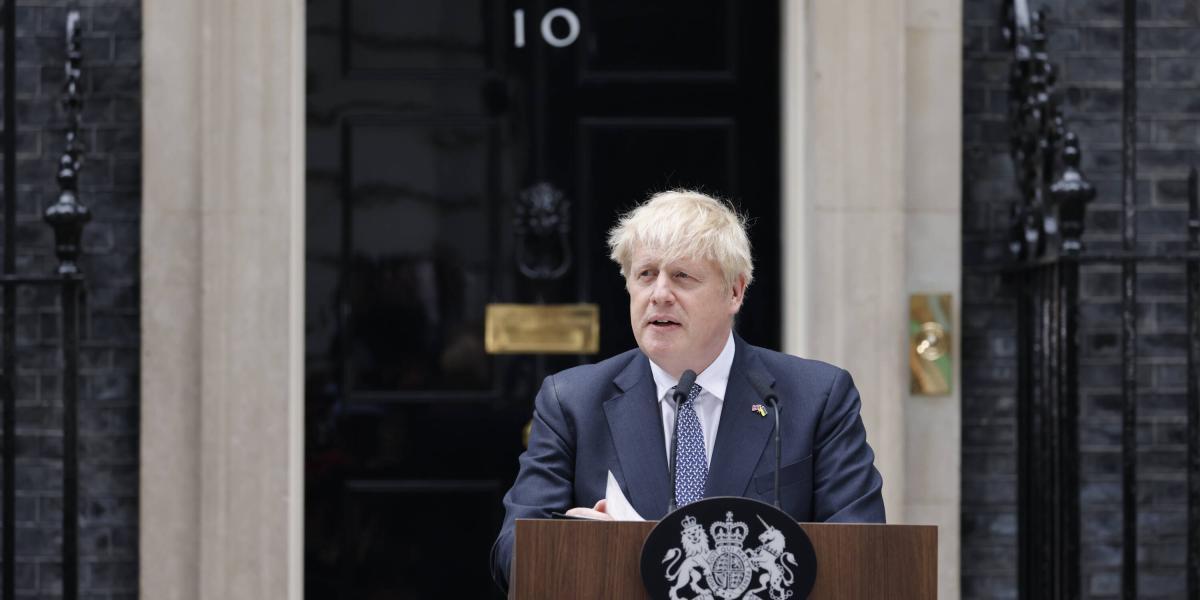 Boris Johnson, primer ministro de Reino Unido, anunciando la dimisión a su cargo.